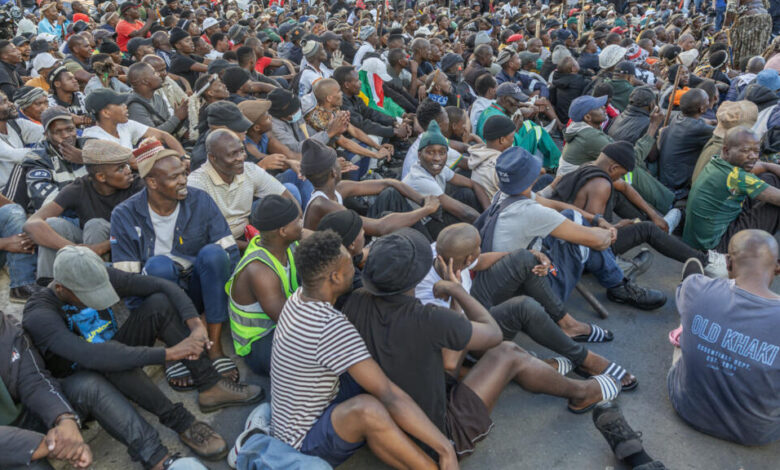 Vítimas de xenofobia destacam apoio governamental no regresso ao país - Rádio Moçambique