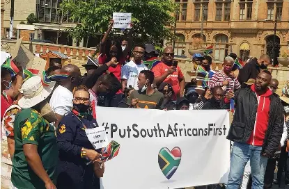 Sul-africanos marcham em Gauteng para exigir prioridade no acesso ao emprego - Rádio Moçambique