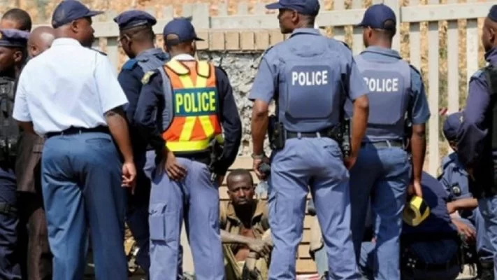 Polícia sul-africana detém suspeitos de assassinar moçambicano em ataque xenófobo - Rádio Moçambique