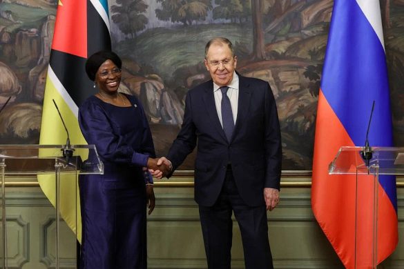 Ministro dos Negócios Estrangeiros da Rússia chega a Moçambique a convite de Maria Manuela Lucas - Rádio Moçambique
