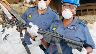 Polícia da África do Sul destrói cerca de 12 mil armas de fogo e peças ilegais - Rádio Moçambique