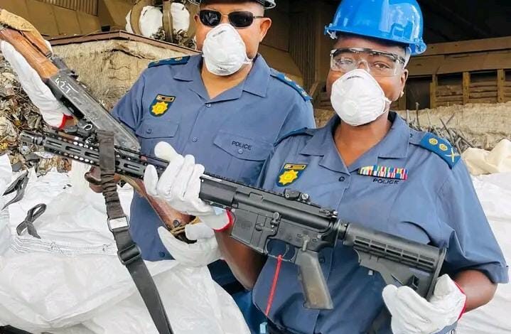 Polícia da África do Sul destrói cerca de 12 mil armas de fogo e peças ilegais - Rádio Moçambique