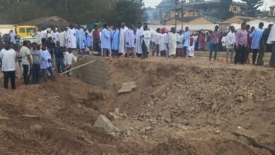 Ministro sul-africano visita local de desabamento de igreja que fez dez feridos em Durban - Rádio Moçambique