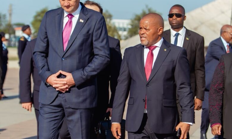 Ministro da Agricultura recebe homólogo da Belarus para conversações oficiais - Rádio Moçambique