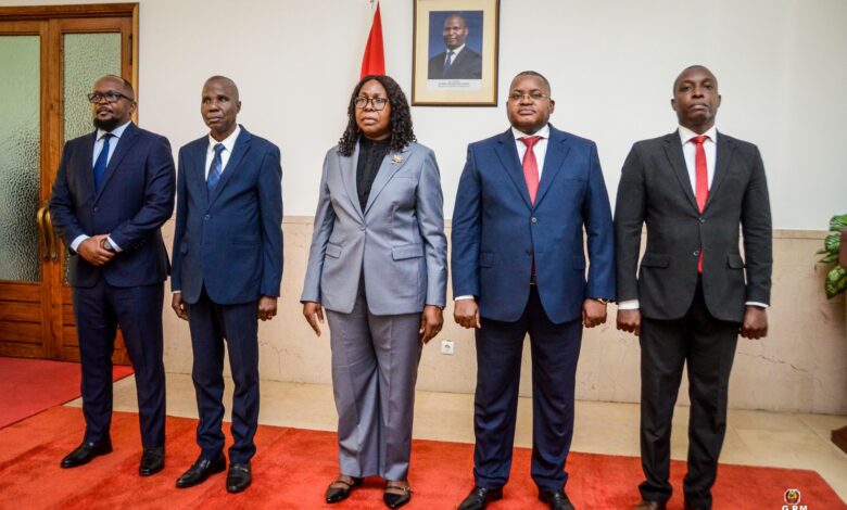 Primeira-Ministra confere posse a novos quadros de direcção e assistência governamental - Rádio Moçambique
