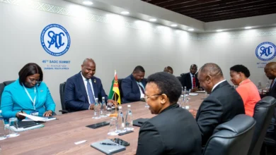 Daniel Chapo e Ramphosa reúnem-se á margem da cimeira da SADC - Rádio Moçambique