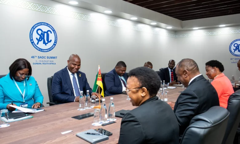 Daniel Chapo e Ramphosa reúnem-se á margem da cimeira da SADC - Rádio Moçambique
