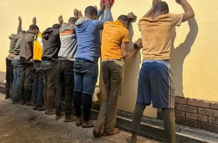 9 moçambicanos por mineração illegal na África do Sul - Rádio Moçambique